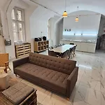 アパート Endor - 4 Bedrooms, 5 Bathrooms, 1 Livingroom With Kitchen ブダペスト