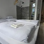 アパート Endor - 4 Bedrooms, 5 Bathrooms, 1 Livingroom With Kitchen ブダペスト