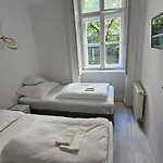 Endor - 4 Bedrooms, 5 Bathrooms, 1 Livingroom With Kitchen *