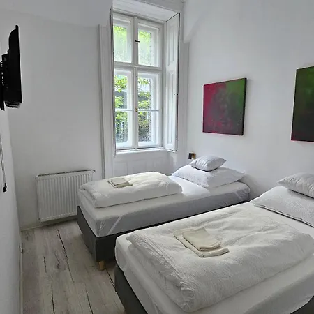 Endor - 4 Bedrooms, 5 Bathrooms, 1 Livingroom With Kitchen Budapest